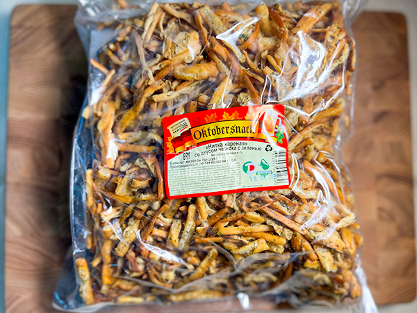 Нитка ЖАРЕНАЯ "Чеснок с зеленью" Oktobersnack 1 кг (сырный продукт) в Софрино
